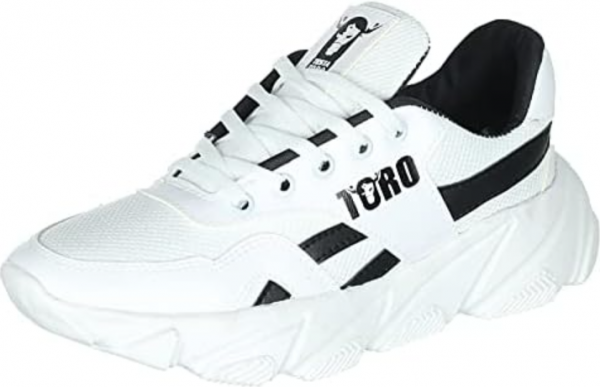 Sepatu sneakers putih dengan aksen hitam dan logo merek yang kontras